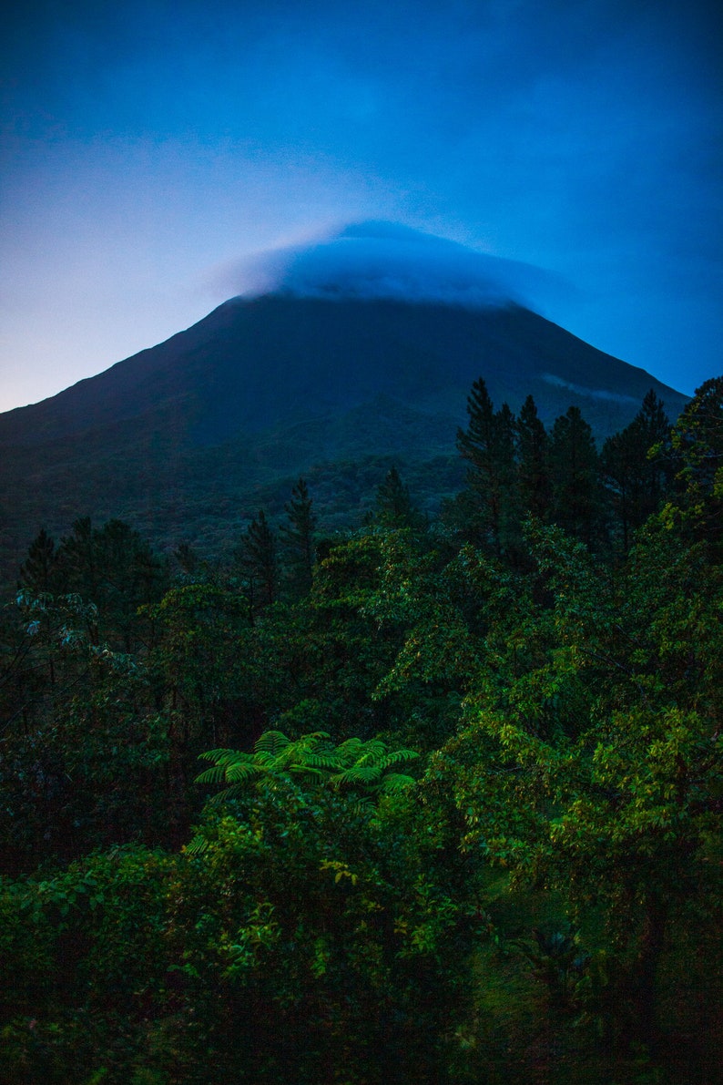 Volcán Arenal, Costa Rica. Costa Rica's Volcán Arenal rising from the jungle.